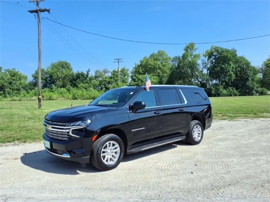 2022 Chevrolet Suburban LT photo 1