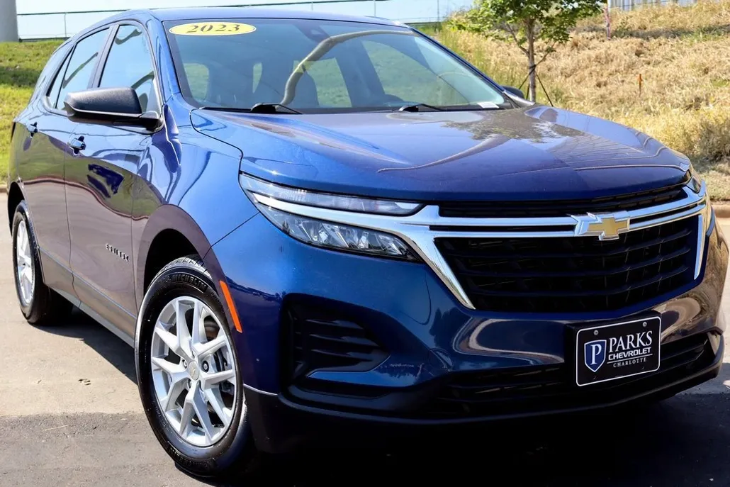 2023 Chevrolet Equinox LS photo 1
