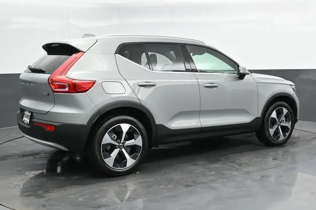 2025 Volvo XC40 Core photo 1