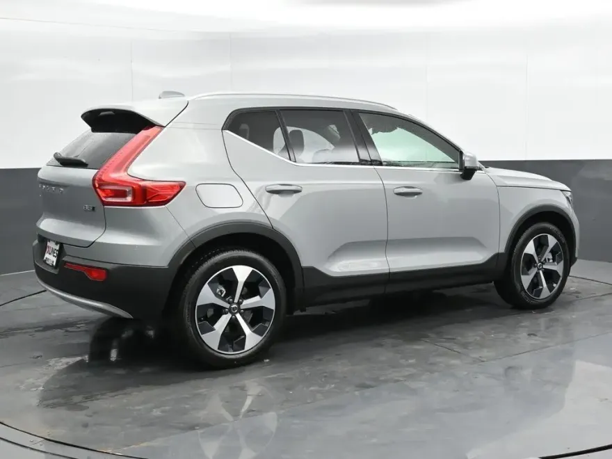 2025 Volvo XC40 Core photo 1
