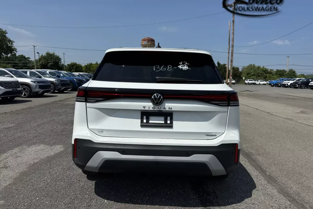 2025 Volkswagen Tiguan SE photo 1