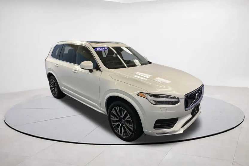 2022 Volvo XC90 Momentum photo 1