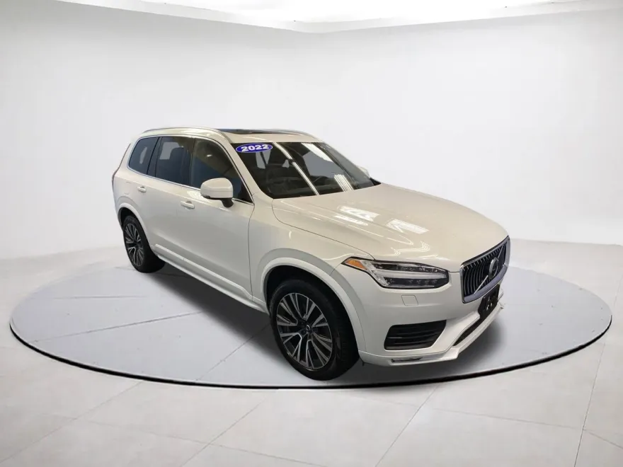 2022 Volvo XC90 Momentum photo 1