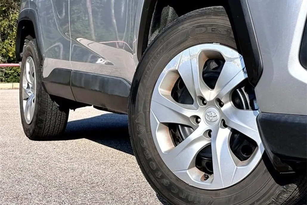 2023 Toyota RAV4 LE photo 1