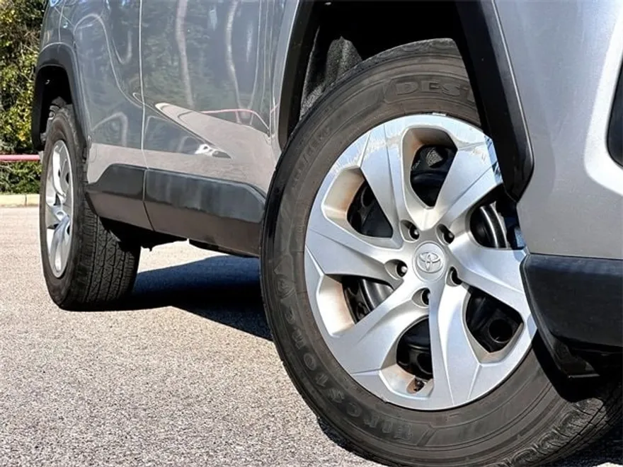 2023 Toyota RAV4 LE photo 1
