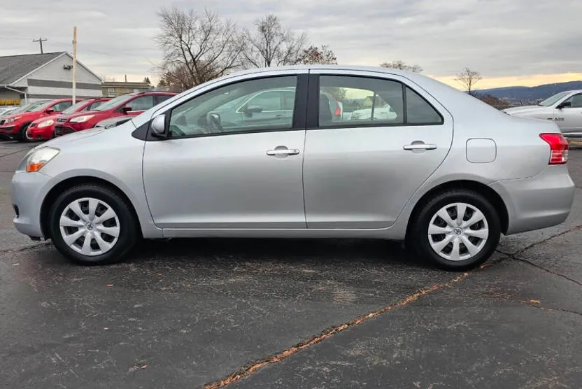 2009 Toyota Yaris Base photo 1