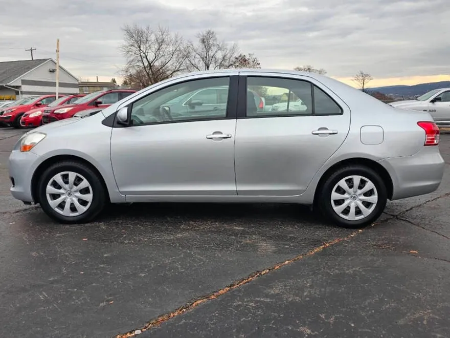2009 Toyota Yaris Base photo 1