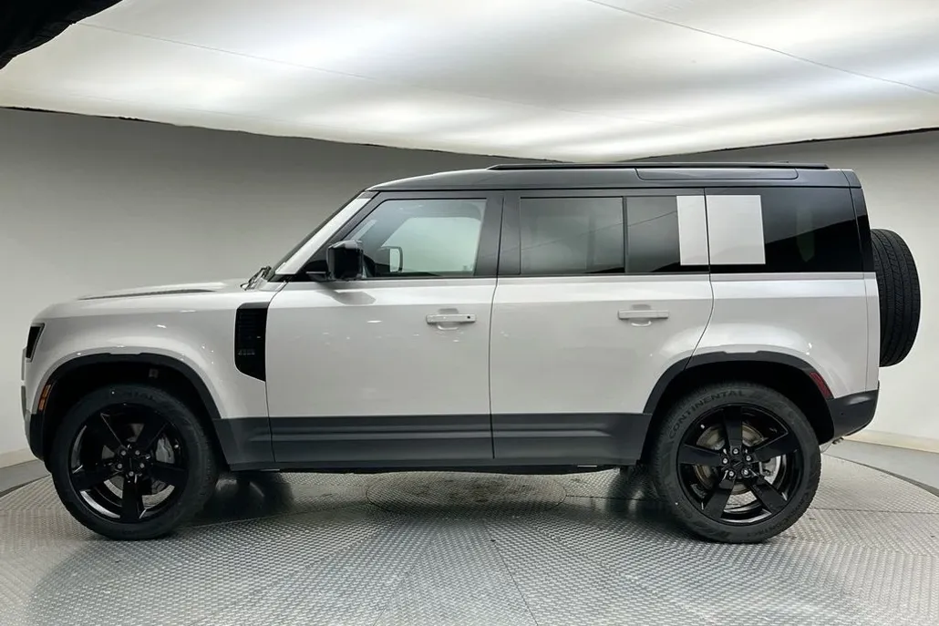 2026 Land Rover Defender 110 photo 1