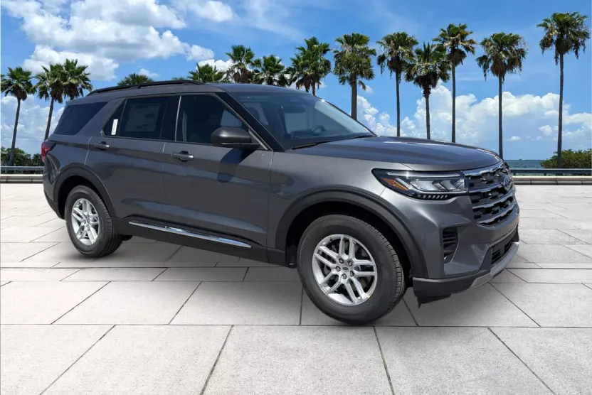 2025 Ford Explorer photo 1