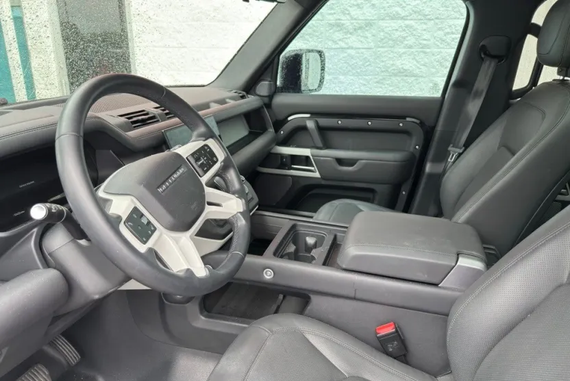 2024 Land Rover Defender 110 SE photo 1