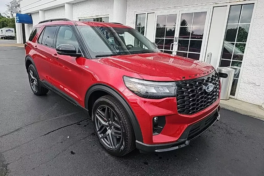 2025 Ford Explorer ST-Line photo 1