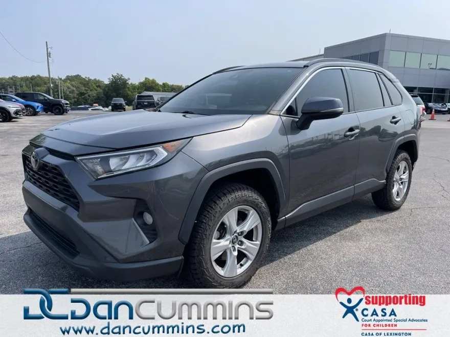 2020 Toyota RAV4 XLE photo 1