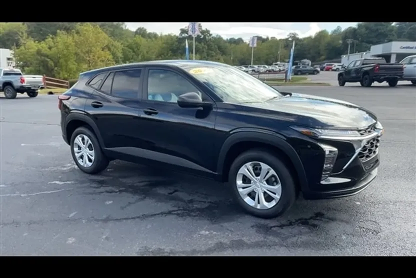 2025 Chevrolet Trax LS photo 1