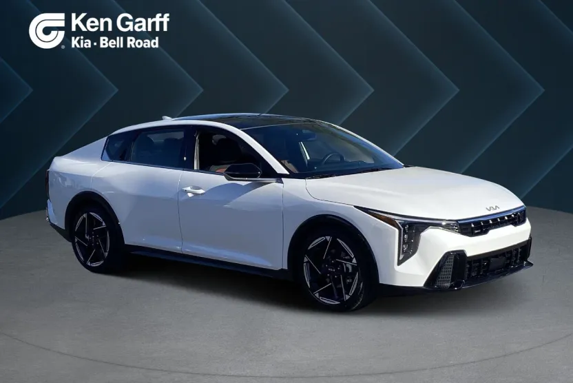 2025 Kia K4 GT-Line photo 1