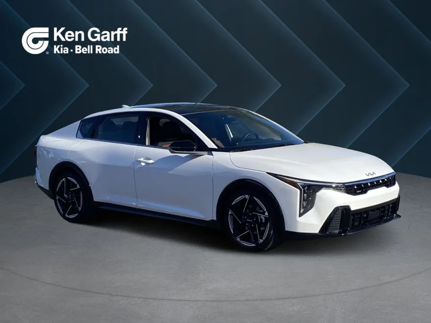 2025 Kia K4 GT-Line photo 1