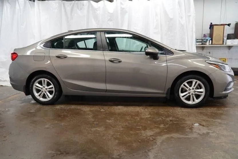 2018 Chevrolet Cruze LT photo 1