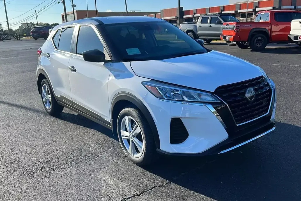 2025 Nissan Kicks Play S photo 1