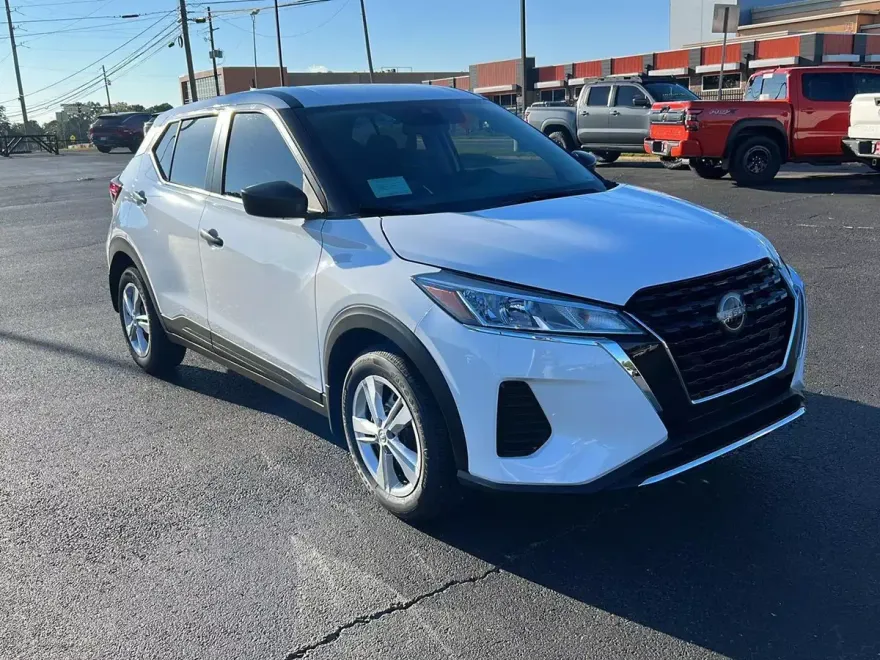 2025 Nissan Kicks Play S photo 1