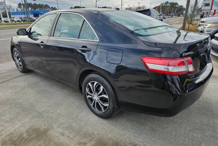2010 Toyota Camry LE photo 1