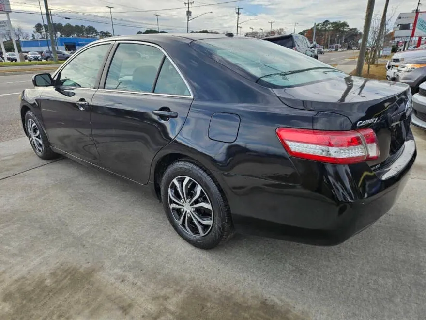 2010 Toyota Camry LE photo 1