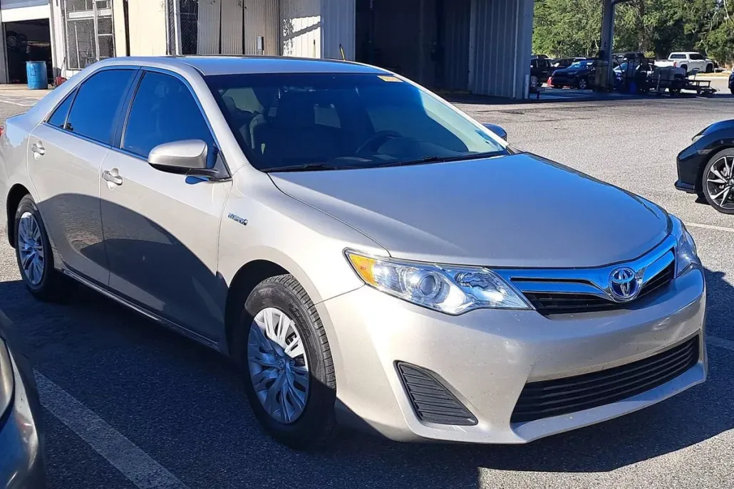 2014 Toyota Camry Hybrid LE photo 1