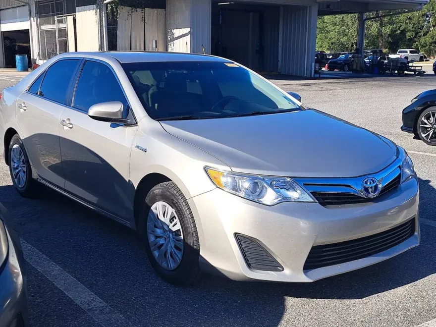 2014 Toyota Camry Hybrid LE photo 1