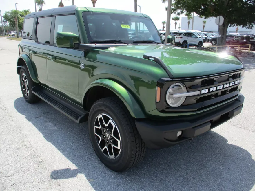 2025 Ford Bronco Outer Banks photo 1