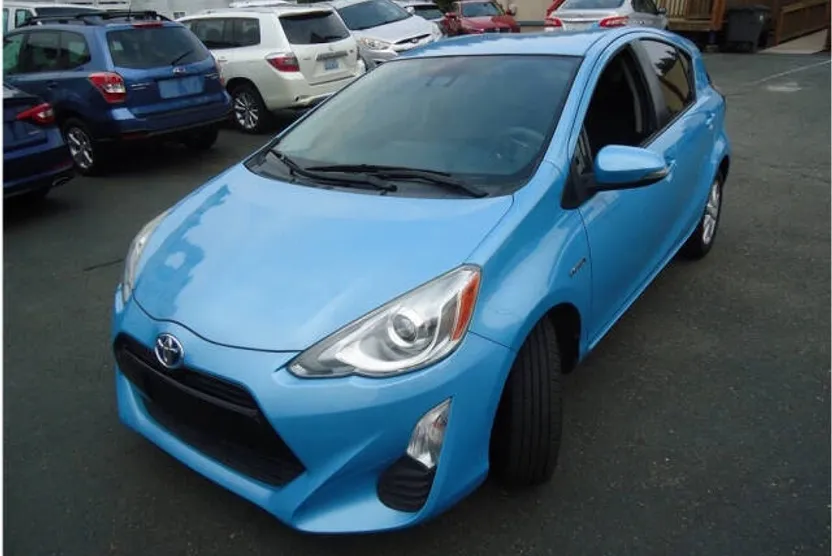 2016 Toyota Prius C Three photo 1