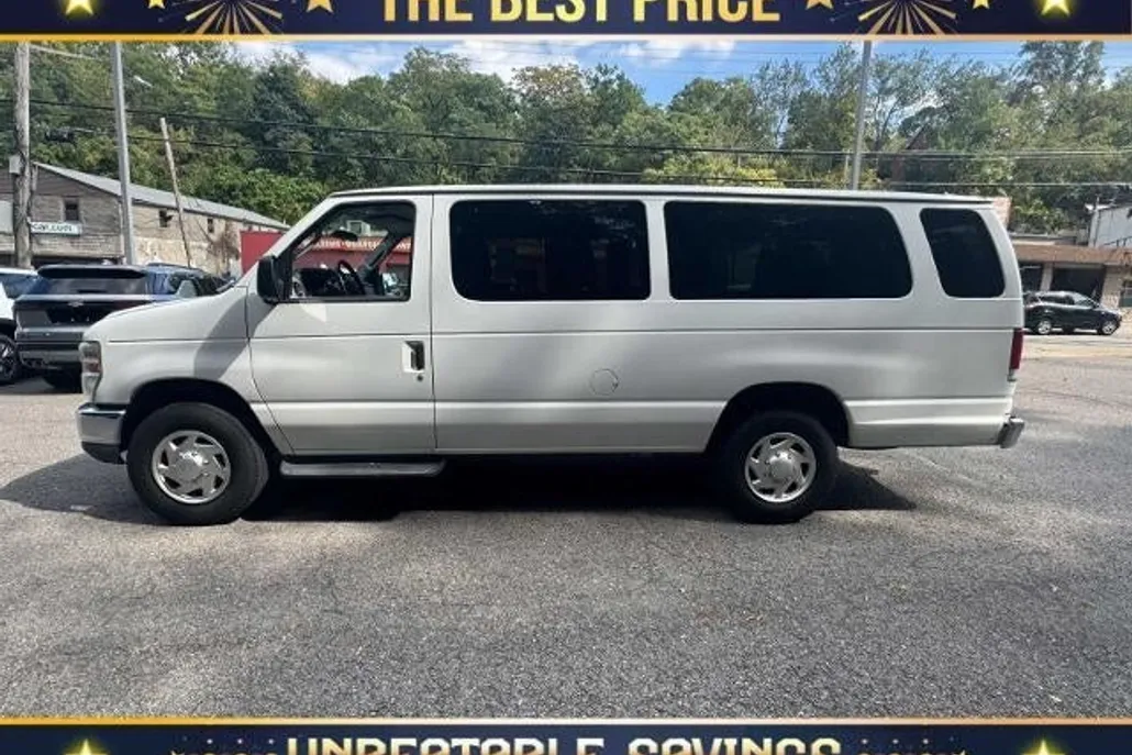2010 Ford E-350 XLT photo 1