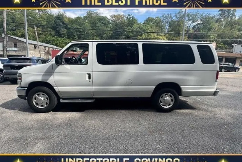 2010 Ford E-350 XLT photo 1
