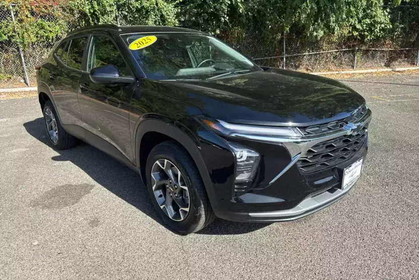 2025 Chevrolet Trax LT photo 1