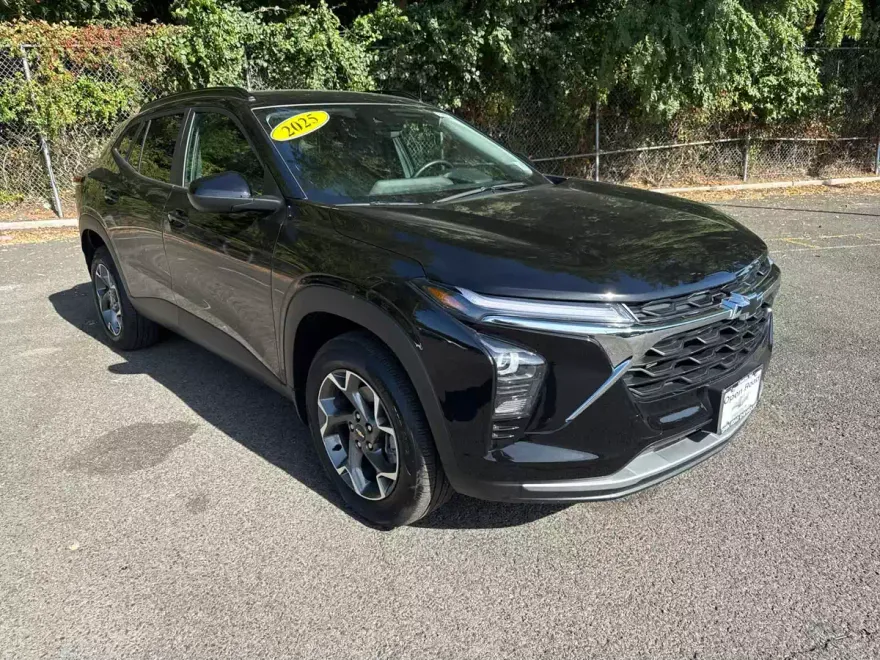 2025 Chevrolet Trax LT photo 1
