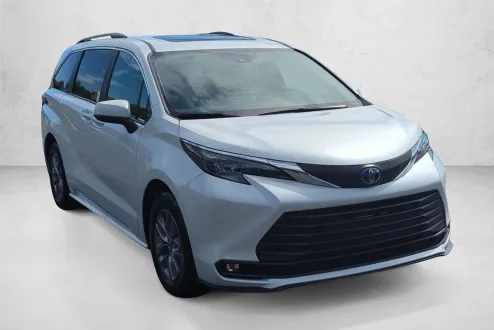 2025 Toyota Sienna XLE photo 3