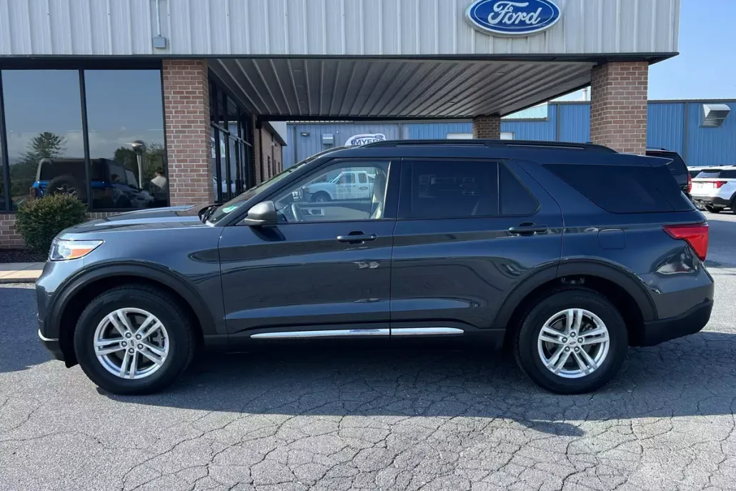 2022 Ford Explorer XLT photo 1