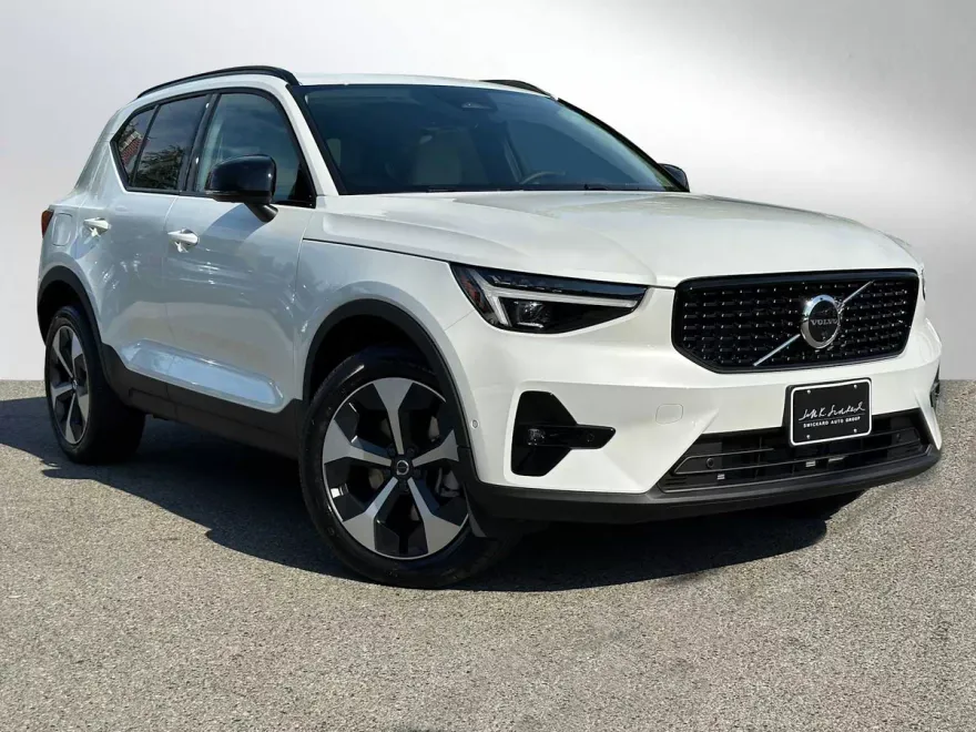 2026 Volvo XC40 Plus photo 1