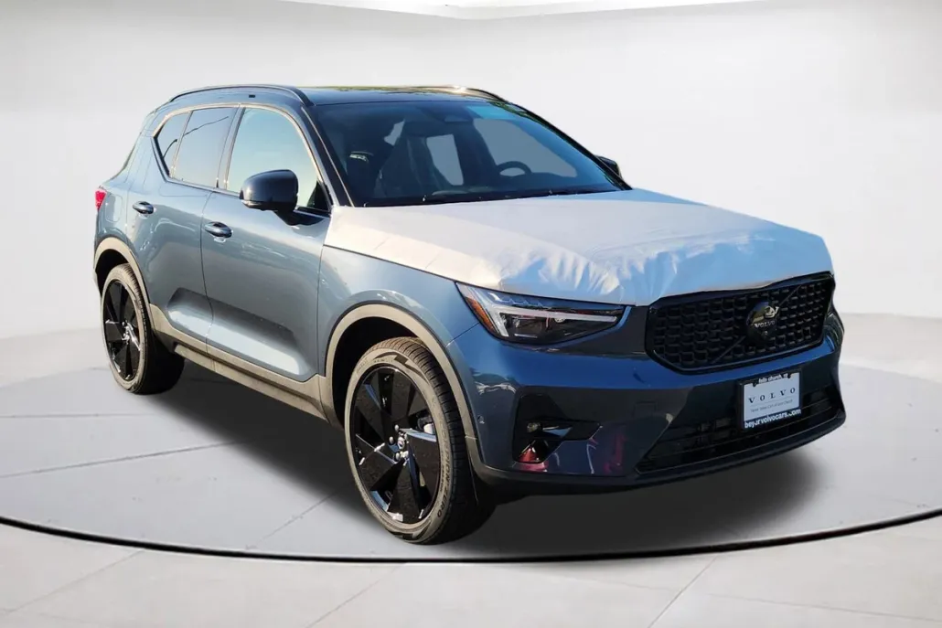 2026 Volvo XC40 photo 1