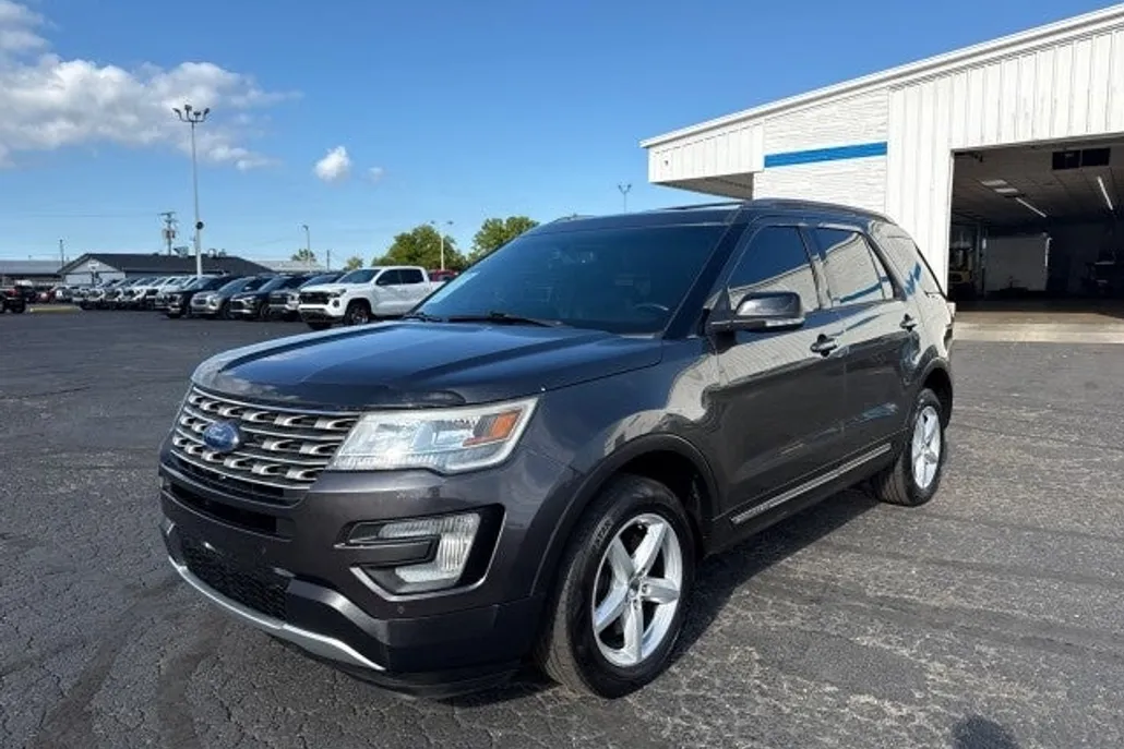 2016 Ford Explorer XLT photo 1