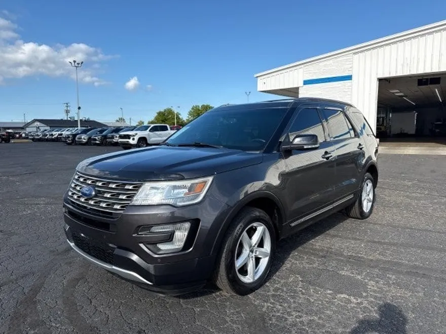 2016 Ford Explorer XLT photo 1