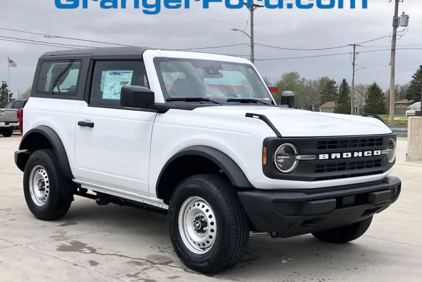 2025 Ford Bronco Base photo 1