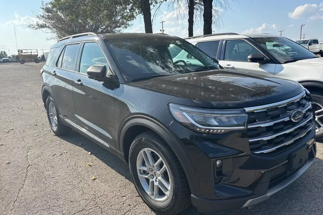 2025 Ford Explorer photo 1