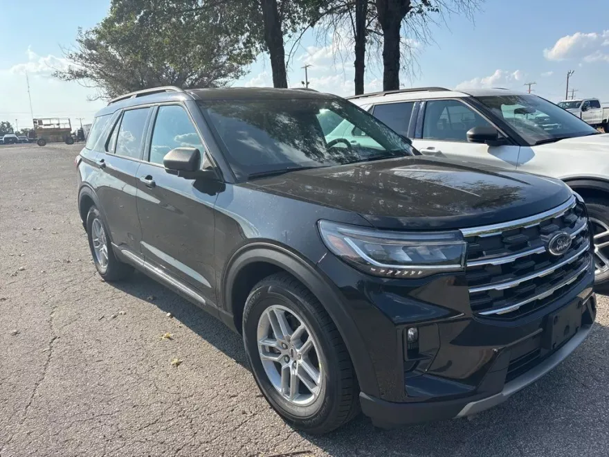 2025 Ford Explorer photo 1