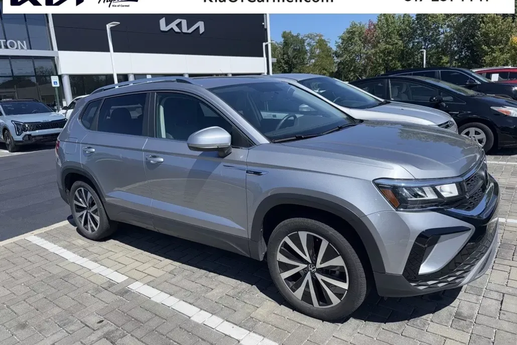 2022 Volkswagen Taos SE photo 1