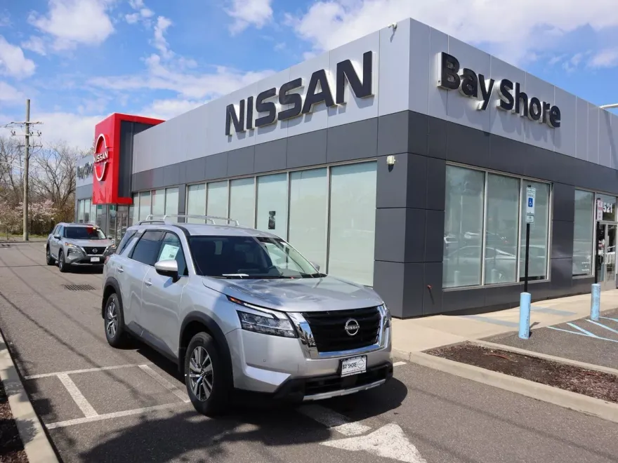 2025 Nissan Pathfinder SL photo 1