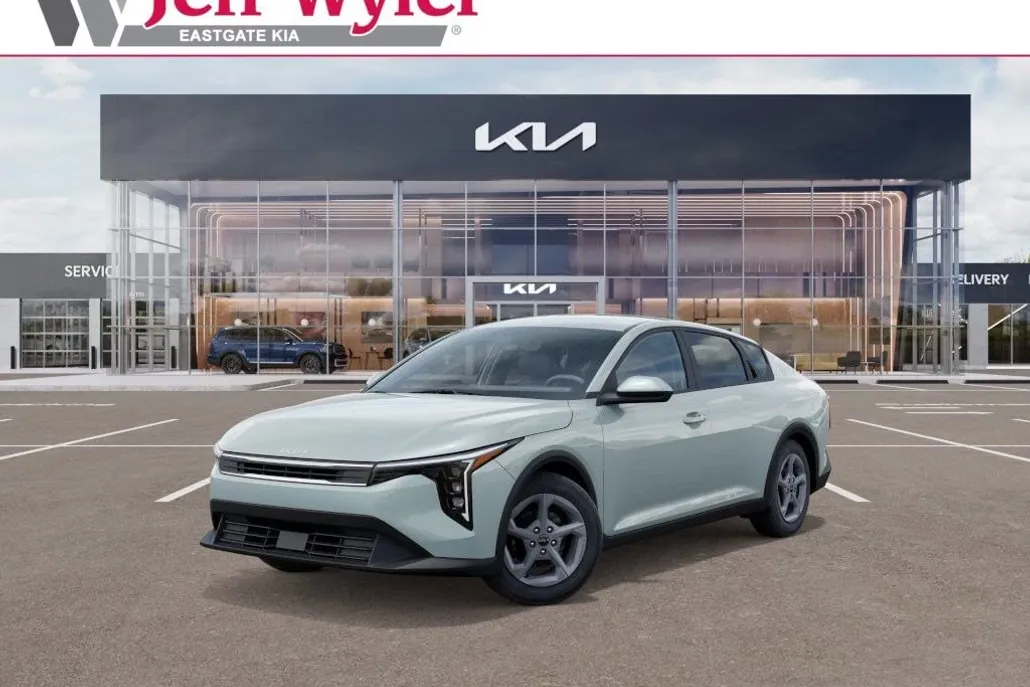 2025 Kia K4 LXS photo 1