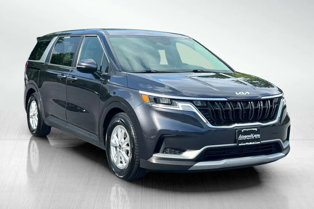 2023 Kia Carnival LX photo 1