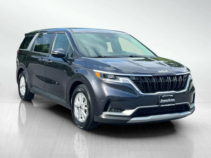2023 Kia Carnival LX photo 1