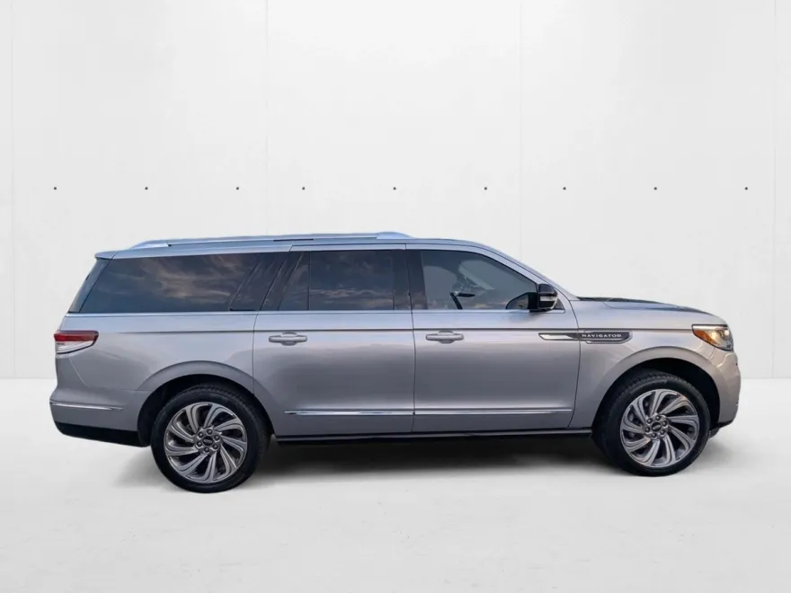 2022 Lincoln Navigator Reserve L photo 1