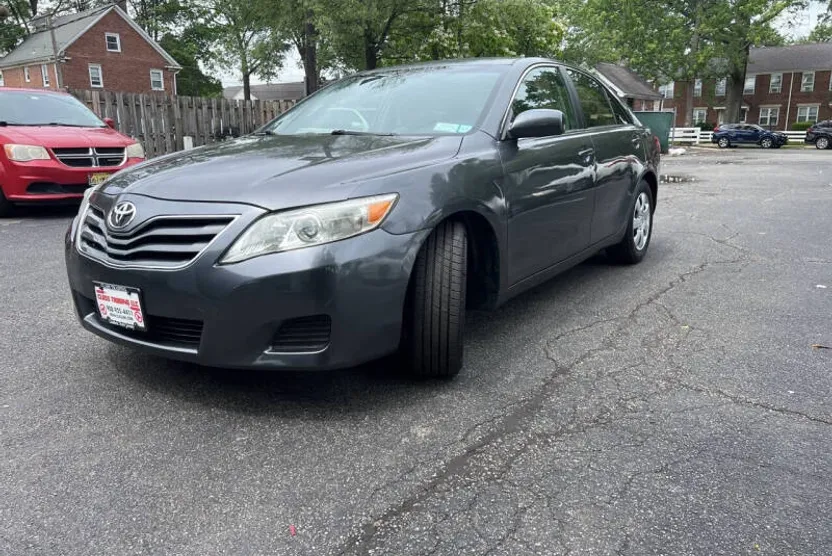 2011 Toyota Camry LE photo 1