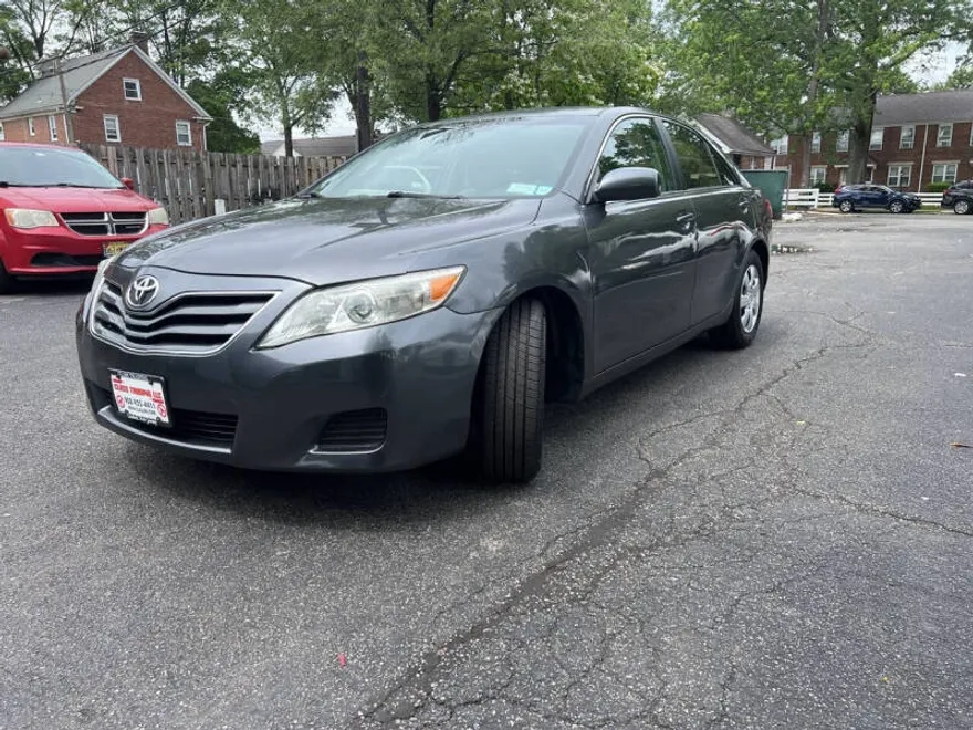 2011 Toyota Camry LE photo 1