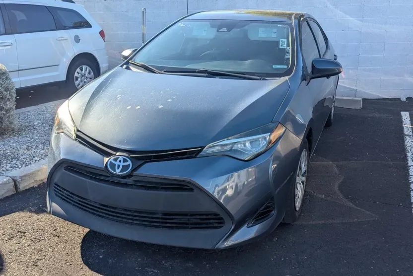 2017 Toyota Corolla LE photo 1